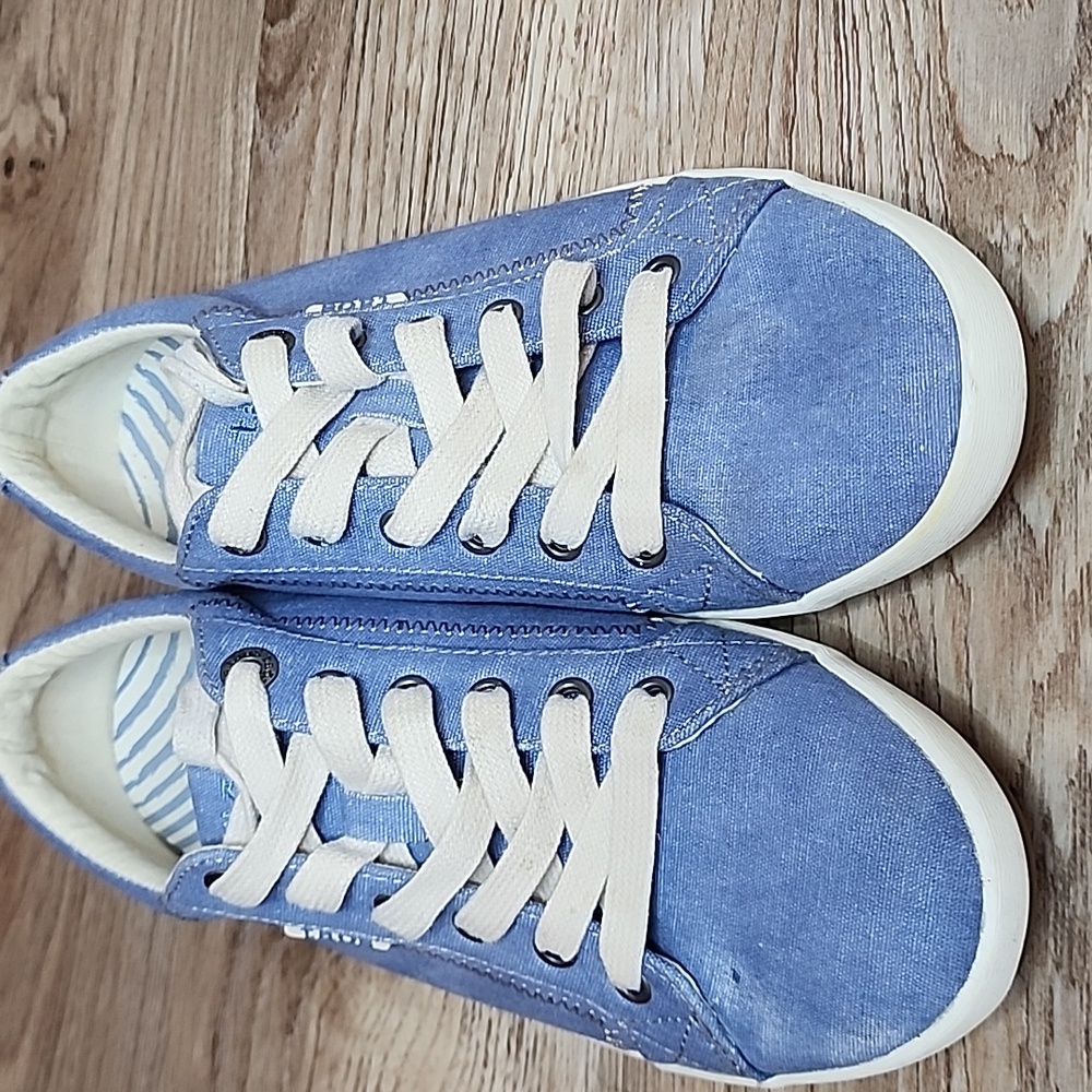 Taos Womens Star Sneakers Light Blue White Trim Size 8 1/2 Tennis Shoes - Picture 2 of 11